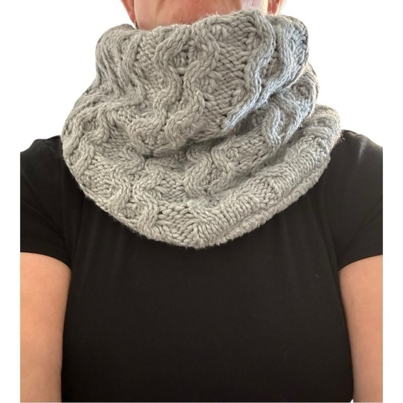Simon’s Chunky Cable Knit Sherpa Lined Cowl Scarf - New! - Picture 1 of 9